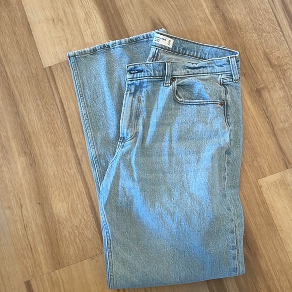 Abercrombie and Fitch women’s baggy, low rise jeans size 31/12 regular length - Picture 3 of 5